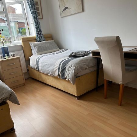 Twin Room At The Bungalow With Shared Shower Room Kettering Eksteriør billede