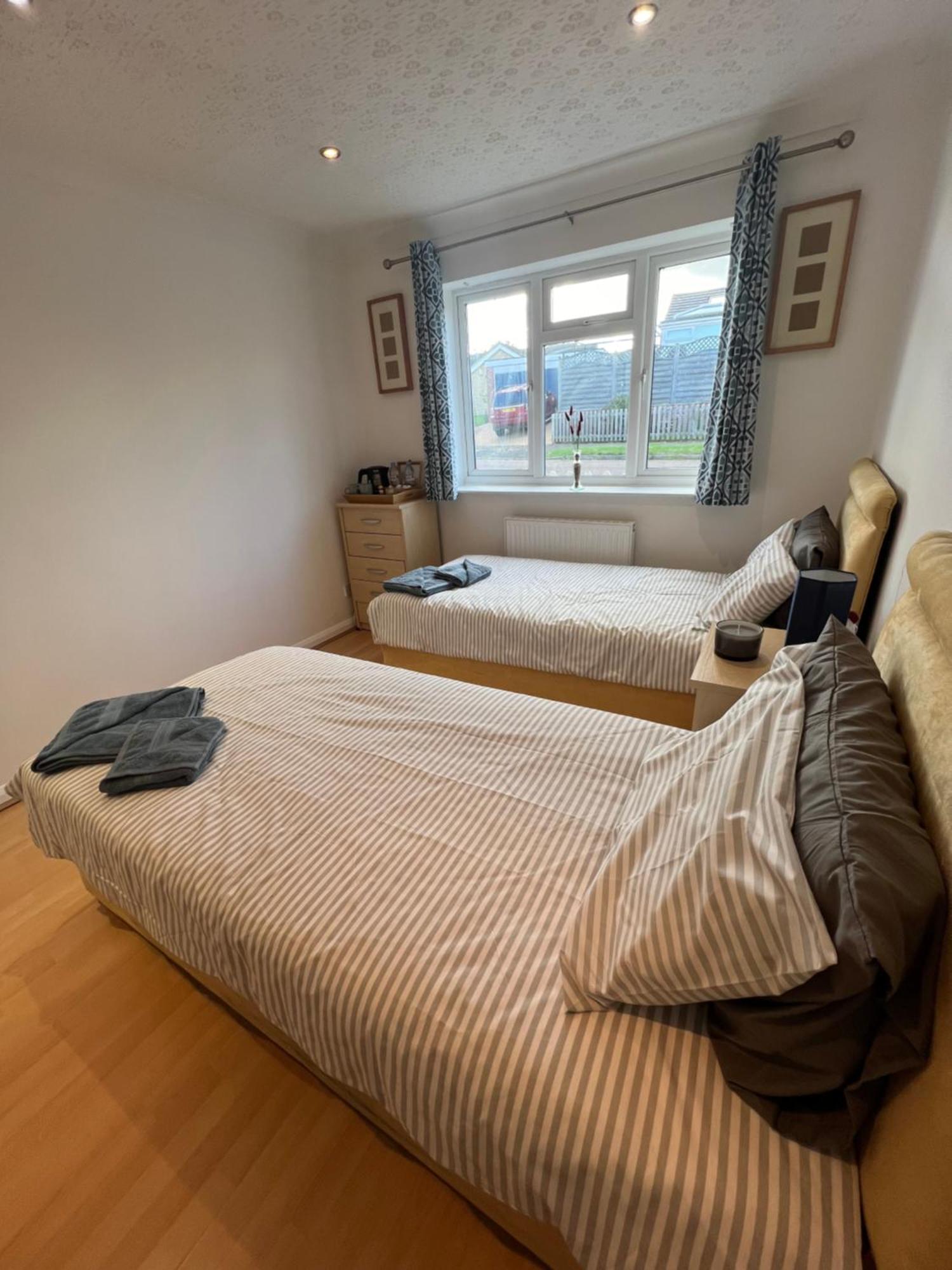 Twin Room At The Bungalow With Shared Shower Room Kettering Eksteriør billede