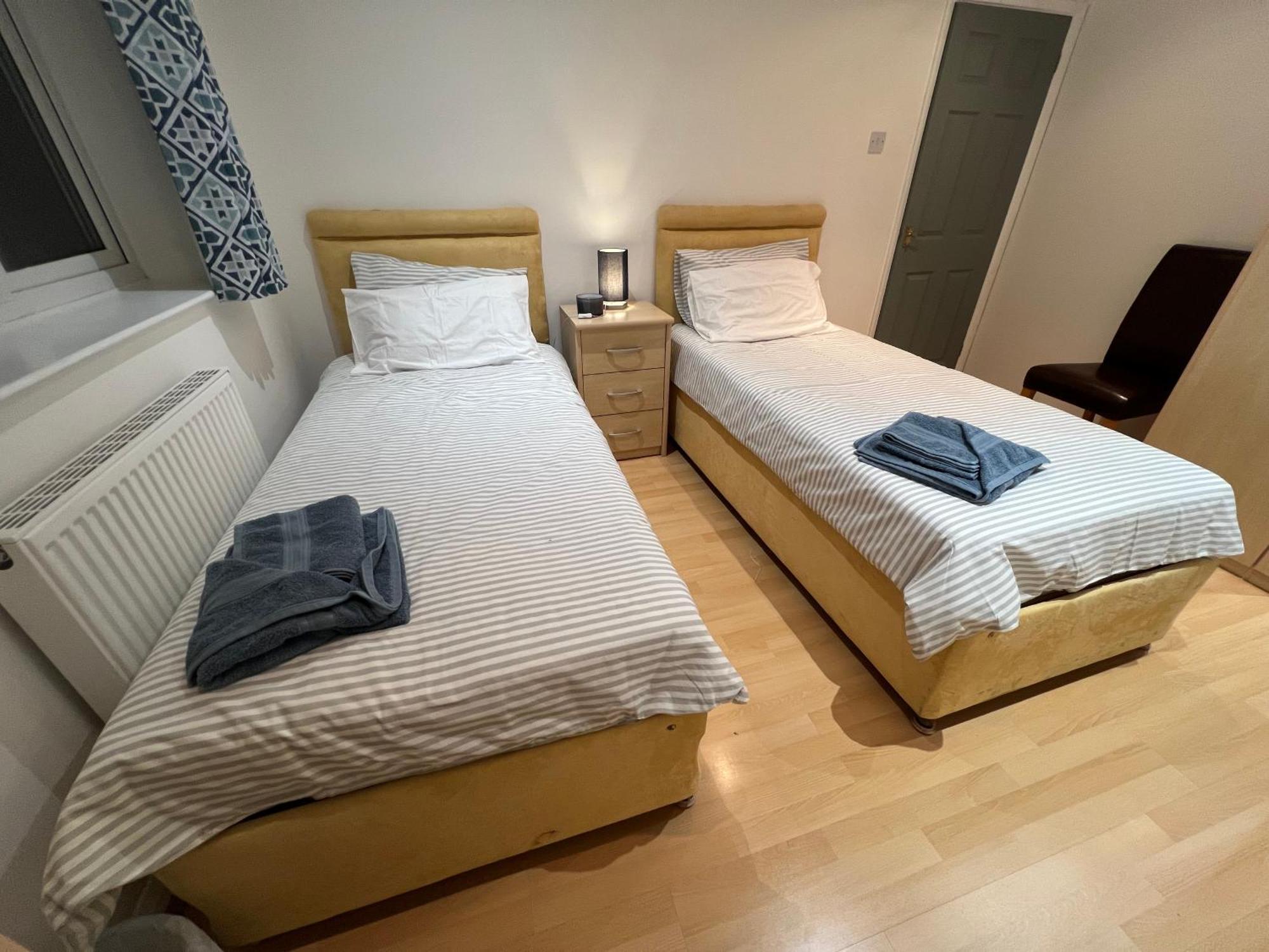 Twin Room At The Bungalow With Shared Shower Room Kettering Eksteriør billede