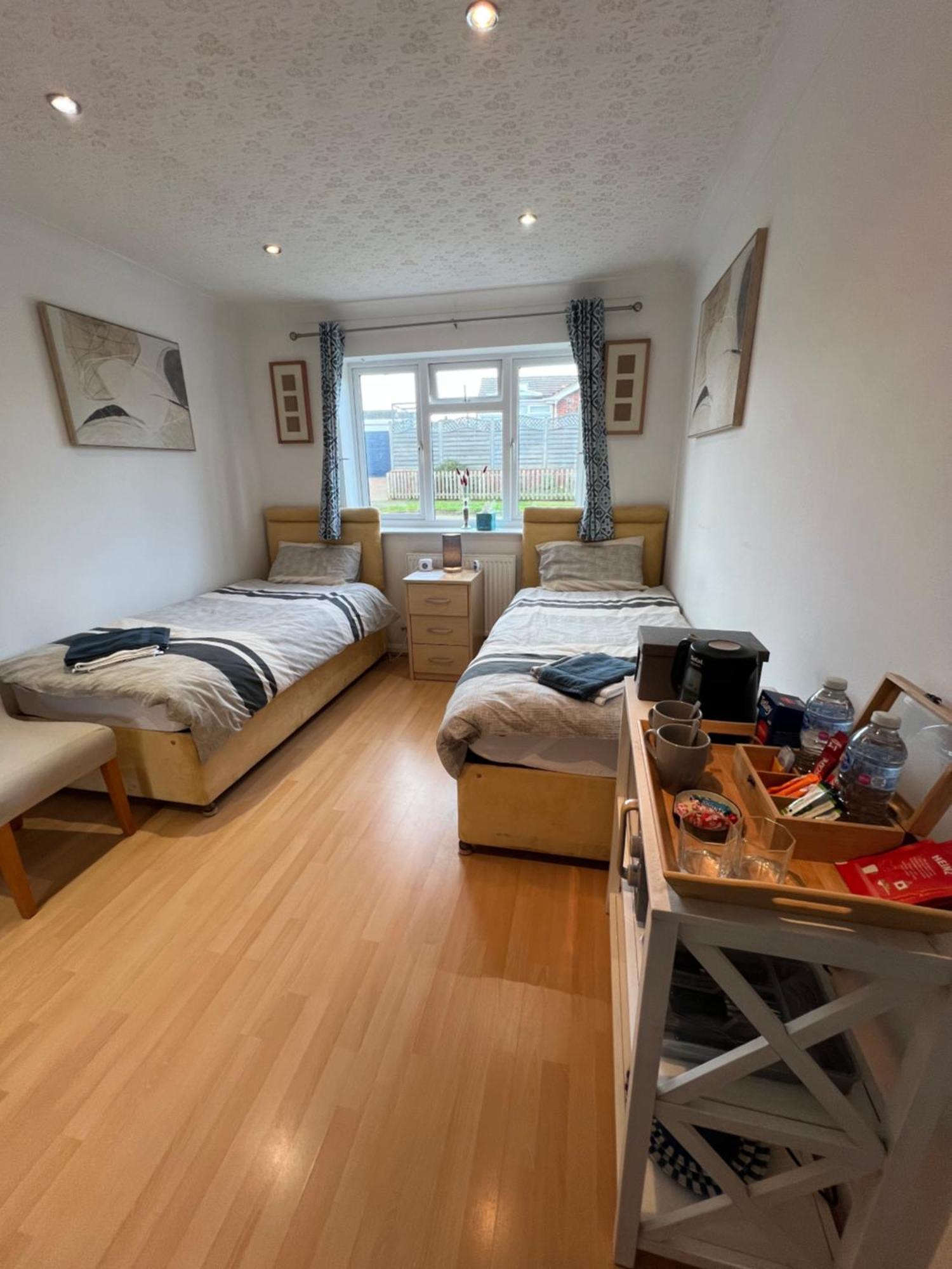 Twin Room At The Bungalow With Shared Shower Room Kettering Eksteriør billede