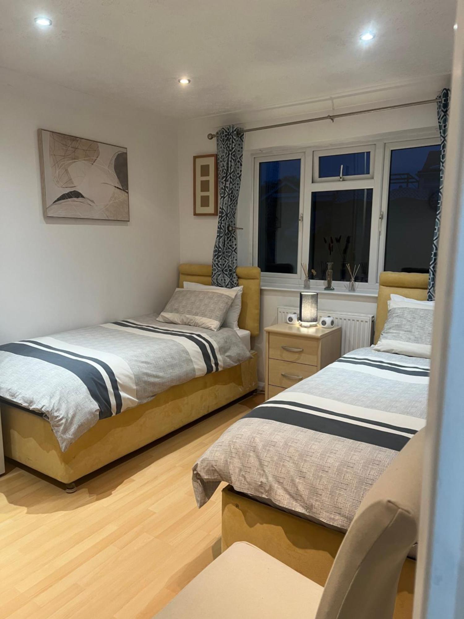 Twin Room At The Bungalow With Shared Shower Room Kettering Eksteriør billede
